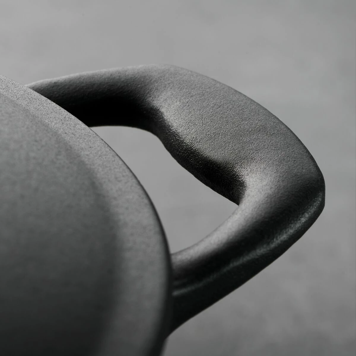 Tramontina 5.5 Qt Enameled Cast Iron Round Dutch Oven - Matte Black With Gold Stainless Steel Knob 6 Tramontina 5.5 Qt Enameled Cast Iron Round Dutch Oven - Matte Black With Gold Stainless Steel Knob - Image 4