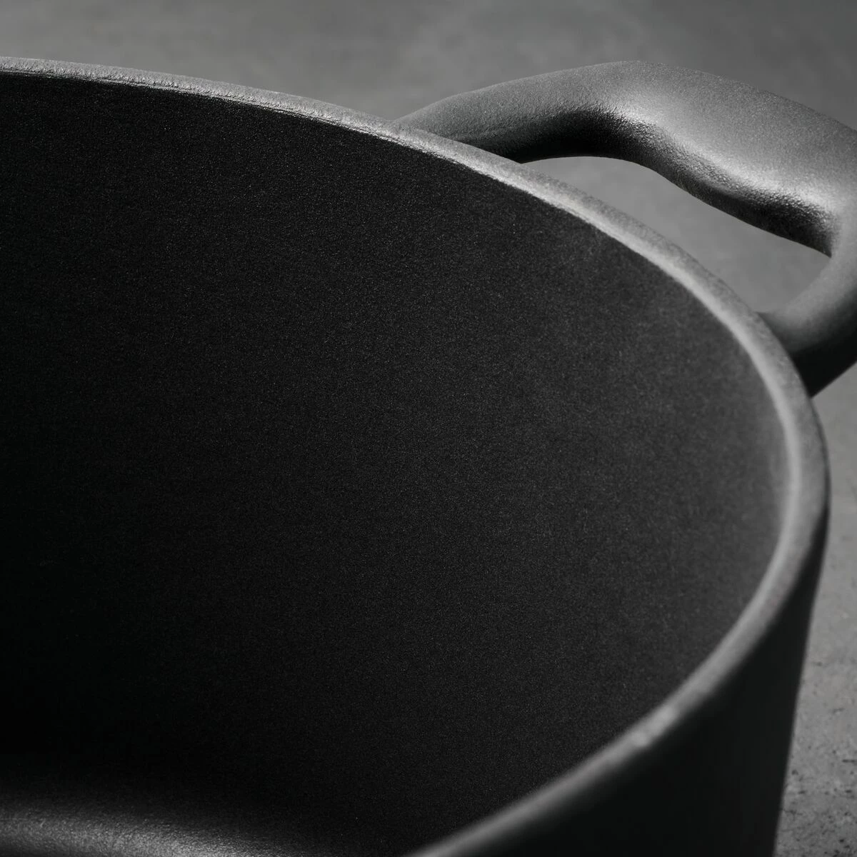 Tramontina 5.5 Qt Enameled Cast Iron Round Dutch Oven - Matte Black With Gold Stainless Steel Knob 5 Tramontina 5.5 Qt Enameled Cast Iron Round Dutch Oven - Matte Black With Gold Stainless Steel Knob - Image 3