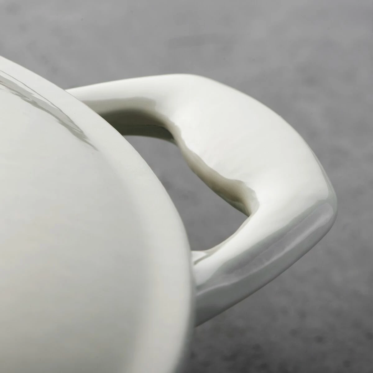 Tramontina 5.5 Qt Enameled Cast Iron Round Dutch Oven - Latte With Gold Stainless Steel Knob 7 Tramontina 5.5 Qt Enameled Cast Iron Round Dutch Oven - Latte With Gold Stainless Steel Knob - Image 5