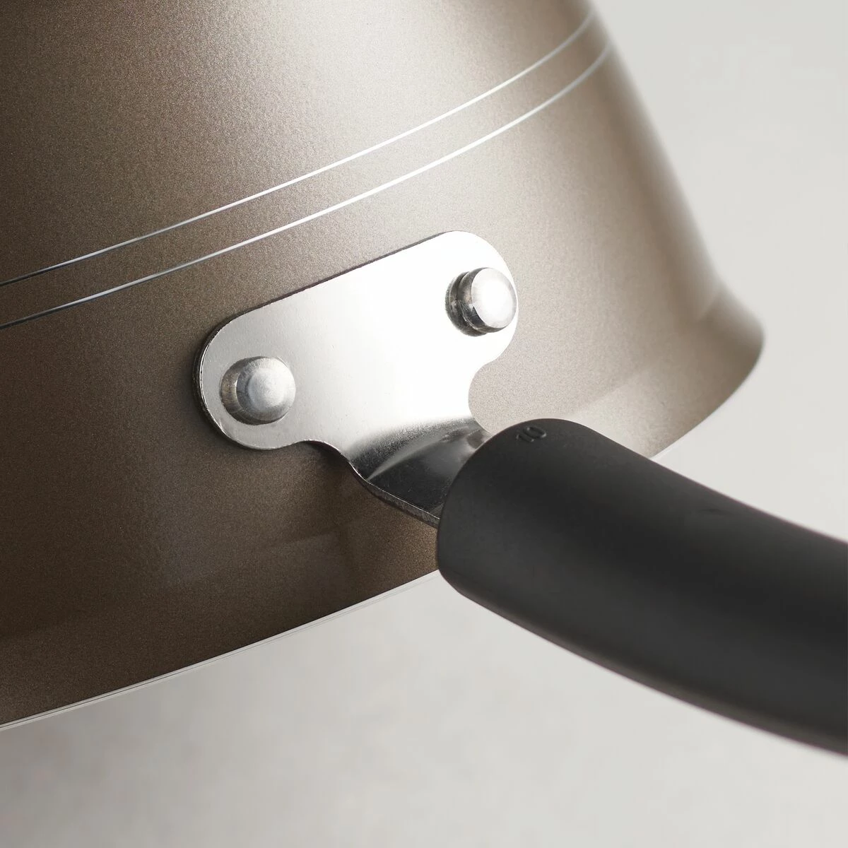 Tramontina Sicilia 4.5 Qt Aluminum Nonstick Covered Chef''s Pan - Hazelnut 6 Tramontina Sicilia 4.5 Qt Aluminum Nonstick Covered Chef''s Pan - Hazelnut - Image 4